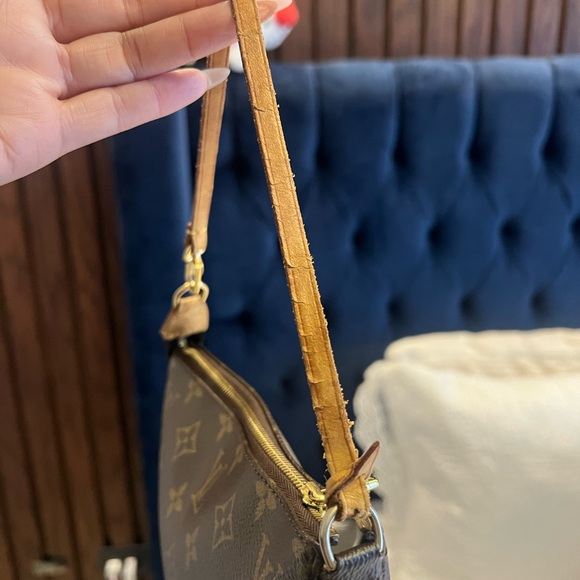 Authentic Louis Vuitton Accessories Pochette - Picture 7 of 7